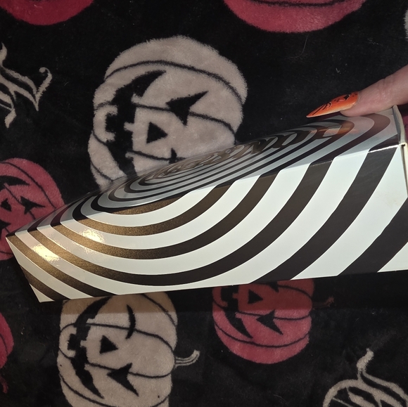 Jeffree Star Cosmetics Conspiracy 2019 Discontinued 18 Color Eyeshadow Palette - Picture 10 of 11